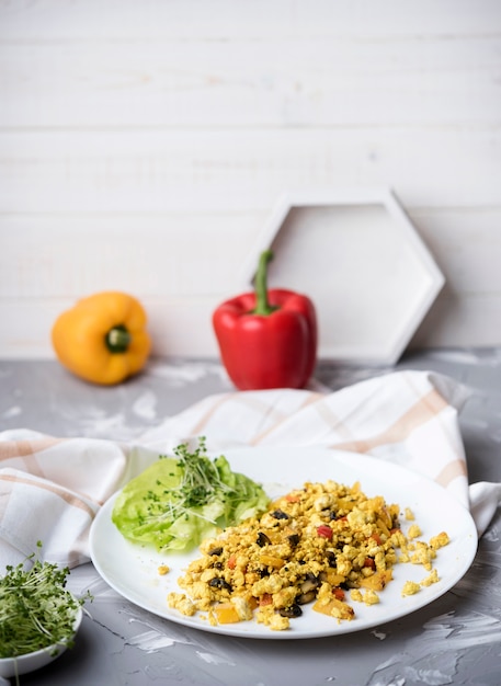 Photo gratuite oeufs brouillés et salade de légumes vue haute