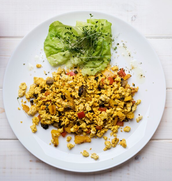 Oeufs brouillés et salade de légumes