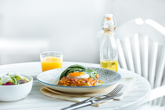 Oeufs brouillés sur la viande avec pommes de terre frites et toasts