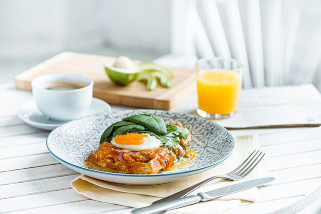 Oeufs brouillés sur la viande avec pommes de terre frites et toasts