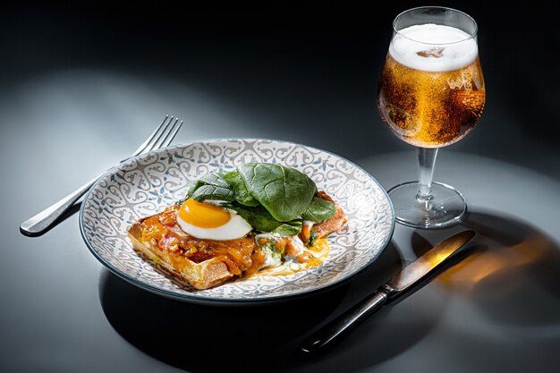 Oeufs brouillés sur la viande avec pommes de terre frites et toasts