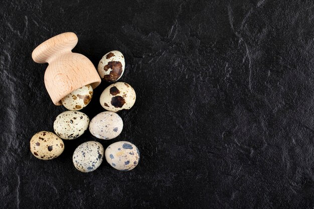 Oeufs de caille de ferme frais en boîte en bois.