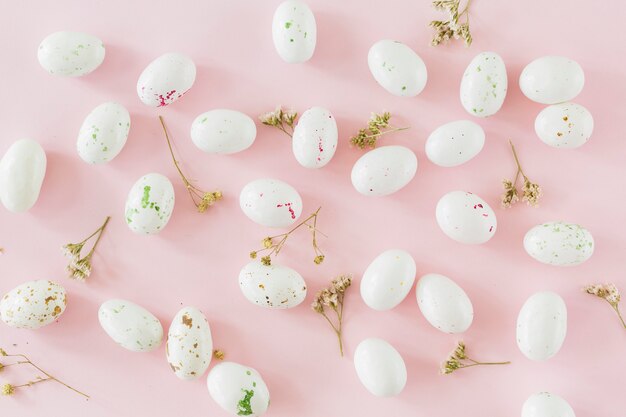 Oeufs de caille et fleurs séchées