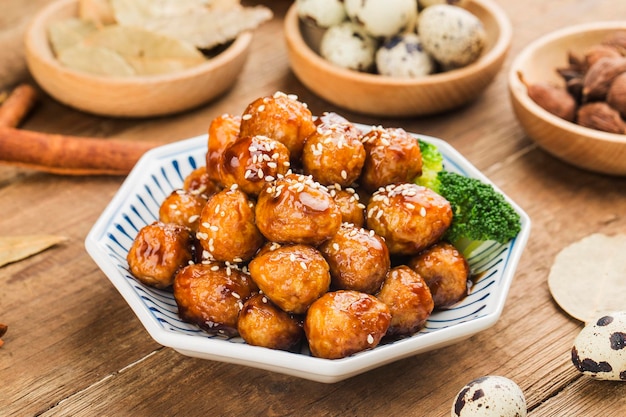 Oeufs de caille frits de cuisine chinoise