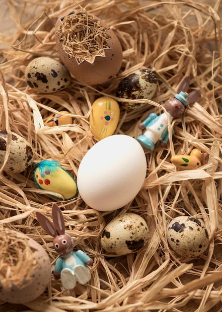 Photo gratuite oeufs de caille de pâques sur un tas de foin