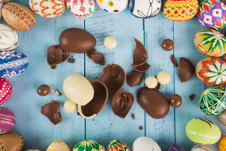Photo gratuit œufs en chocolat cassés en arrangement
