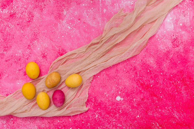 Oeufs colorés abstraites sur le châle