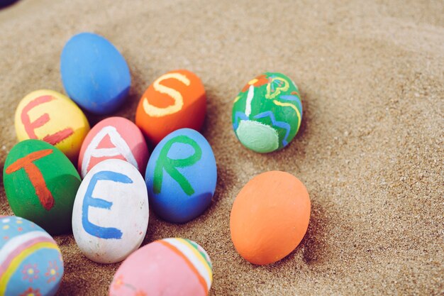 Oeufs colorés de Pâques, fête de Pâques.