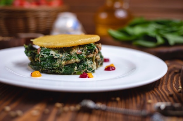 Oeufs avec cracker de riz aux épinards sur la vue de dessus