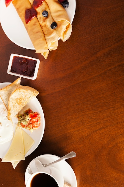 Oeufs et crêpes savoureuses pour le petit-déjeuner