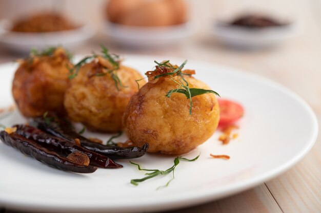 Oeufs durs sautés avec sauce au tamarin.