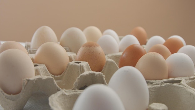 Oeufs écologiques dans des boîtes De nombreux œufs différents dans des boîtes