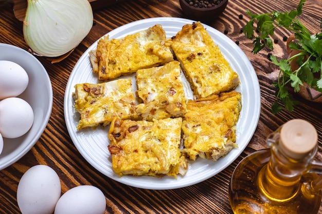 Oeufs avec épices verts oignon vue de dessus