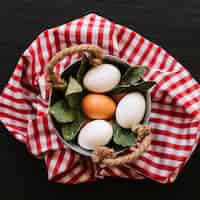 Photo gratuite oeufs et feuilles de laurier dans une casserole