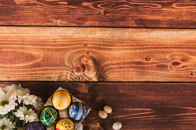 Oeufs et fleurs sur table en bois