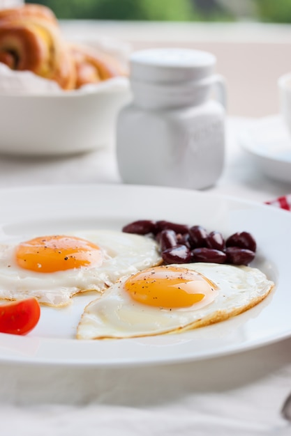 Oeufs frits dans un plat