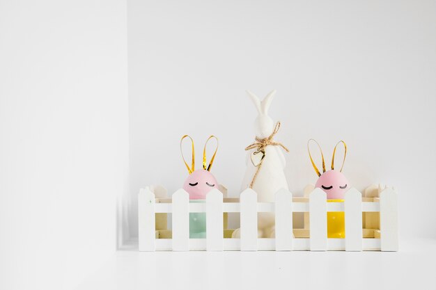 Oeufs de lapin peints et figurine