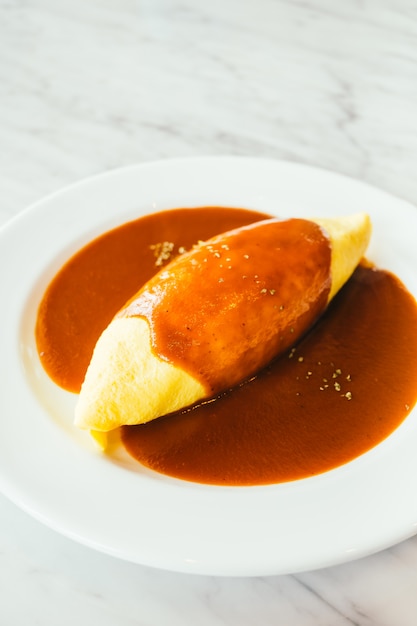 Les œufs d&#39;omelette enveloppent du riz avec de la sauce