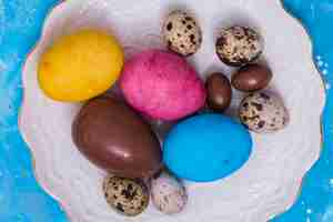 Photo gratuite oeufs de pâques au chocolat et colorés sur plaque