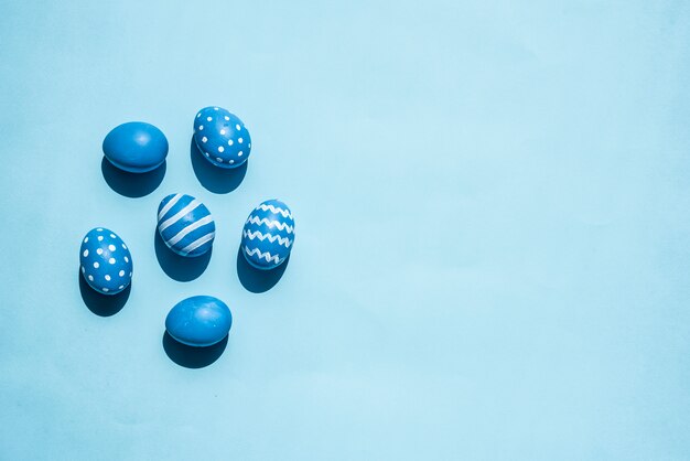 Oeufs de Pâques bleus sur la table