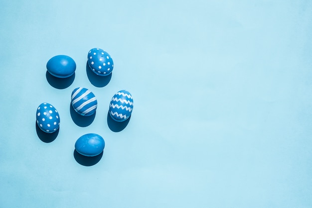 Oeufs de Pâques bleus sur la table