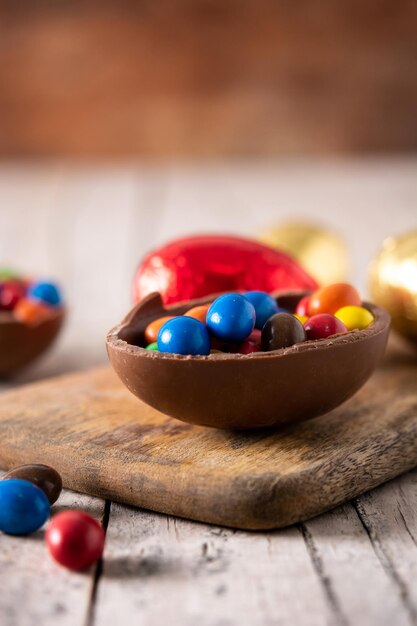 Oeufs de Pâques en chocolat colorés sur table en bois