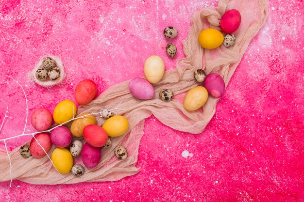 Oeufs de Pâques colorés abstraites sur châle