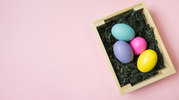 Oeufs De Pâques Colorés En Boîte Sur Table