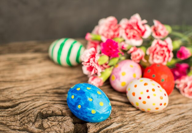 Oeufs de Pâques colorés et branche avec des fleurs