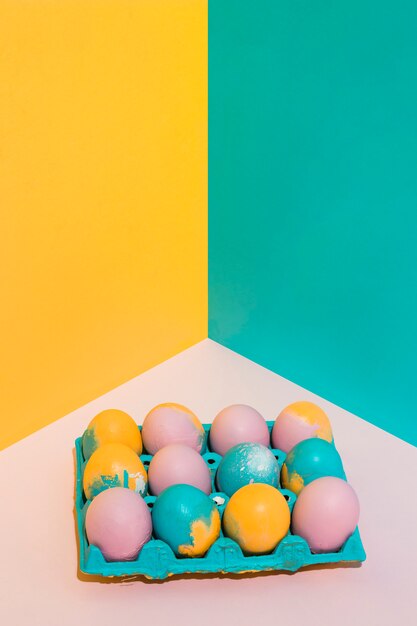 Oeufs de Pâques colorés dans un grand rack sur une table lumineuse