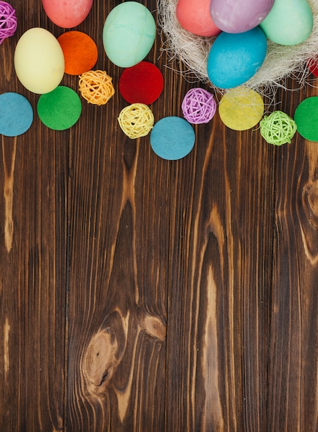 Photo gratuite oeufs de pâques colorés dans le nid sur la table