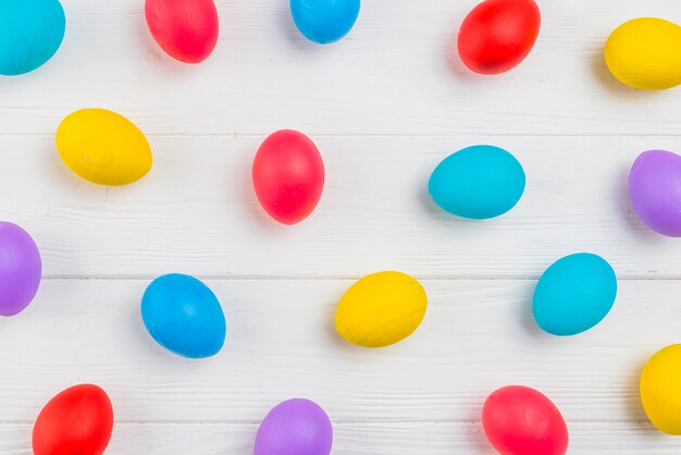 Oeufs de Pâques colorés dispersés sur la table