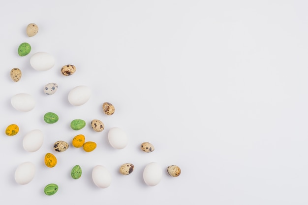 Oeufs de Pâques colorés dispersés sur la table