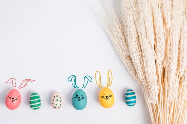 Photo gratuite oeufs de pâques colorés sur fond blanc