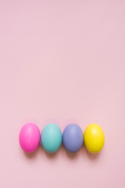 Oeufs de Pâques colorés sur la table