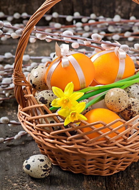 Photo gratuite oeufs de pâques colorés