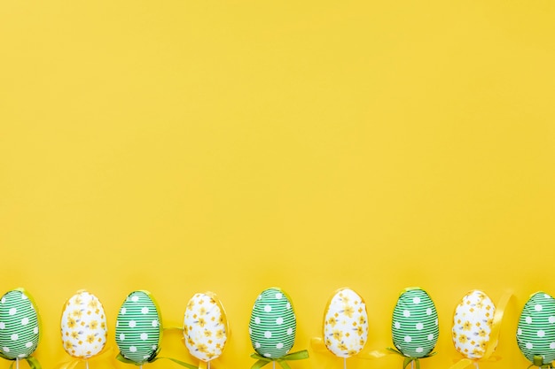 Oeufs de Pâques de copie espace alignés sur la table