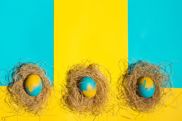 Oeufs de Pâques dans les nids sur la table