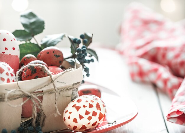 Oeufs de Pâques dans le panier