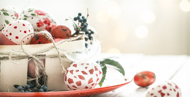 Oeufs de Pâques dans le panier