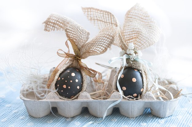 Oeufs de Pâques décorés en noir avec motif.