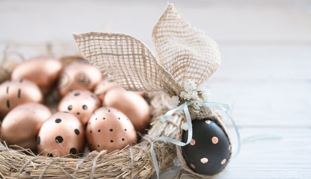 Oeufs de Pâques décorés en noir avec motif.