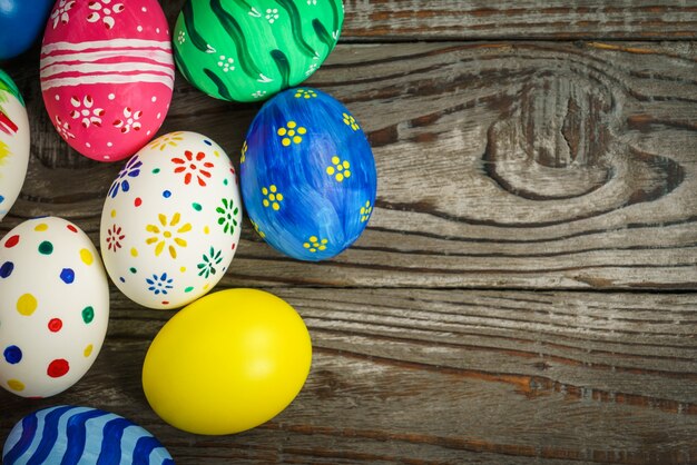 Photo gratuite oeufs de pâques sur fond de bois