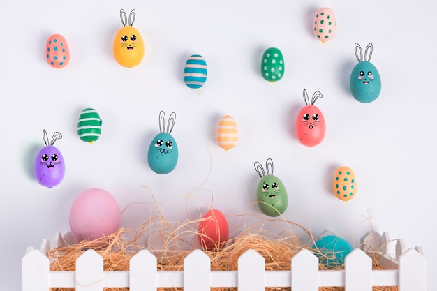 Photo gratuite oeufs de pâques avec des grimaces peintes