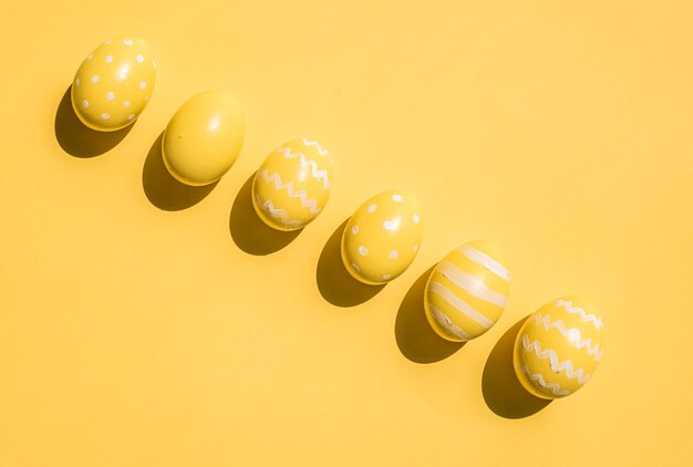 Oeufs de Pâques jaunes colorés sur la table