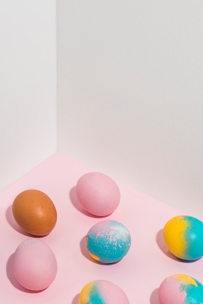 Oeufs de Pâques lumineux dispersés sur la table