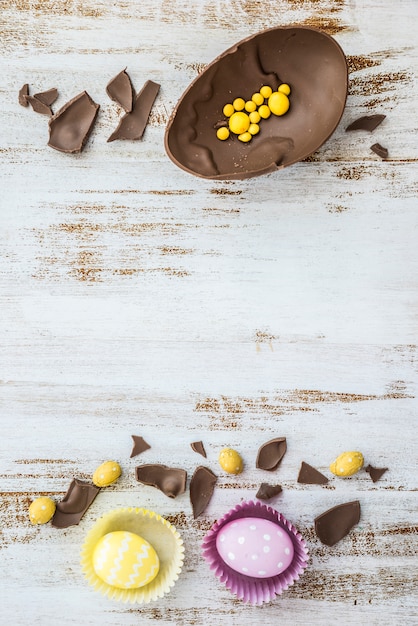 Photo gratuite oeufs de pâques avec oeuf au chocolat sur la table