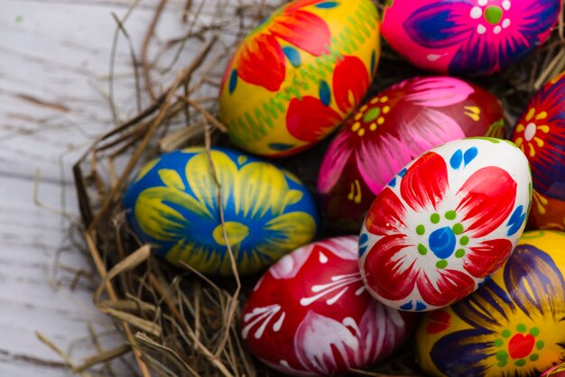 oeufs de Pâques peints avec des couleurs différentes