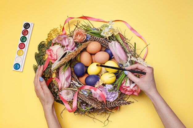 Oeufs de Pâques peints dans le nid