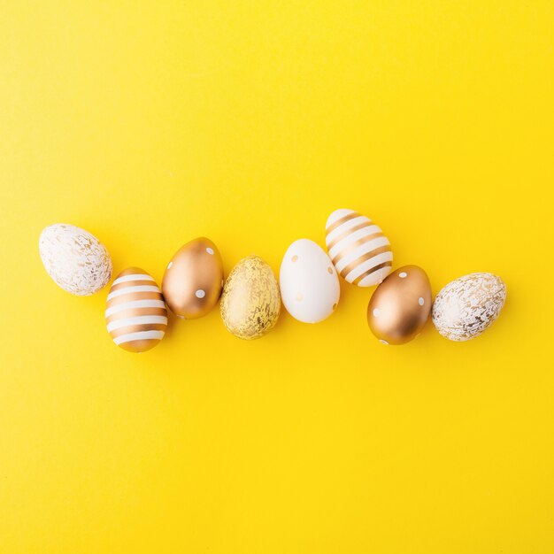 Oeufs de Pâques à plat sur jaune
